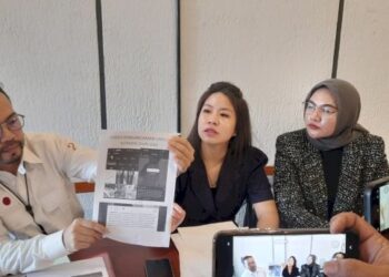 Kuasa Hukum Jayanti, Hengki SH MH menunjukkan bukti scerrensot Instagram pelaku saat melakukan penipuan. (Fauzi/RMOLSumsel.id) / Ⓒ Hak cipta foto di atas dikembalikan sesungguhnya kepada pemilik foto.