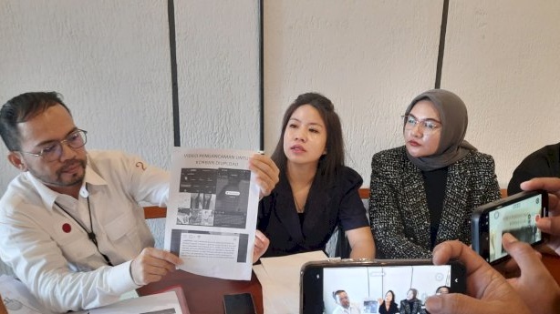 Kuasa Hukum Jayanti Hengki SH MH menunjukkan bukti scerrensot Instagram pelaku saat melakukan penipuan FauziRMOLSumselid Ⓒ Hak cipta foto di atas dikembalikan sesungguhnya kepada pemilik foto KETIKKABARcom Kuasa Hukum Jayanti Hengki SH MH menunjukkan bukti scerrensot Instagram pelaku saat melakukan penipuan FauziRMOLSumselid Ⓒ Hak cipta foto di atas dikembalikan sesungguhnya kepada pemilik foto