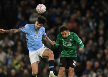Nico OReilly berduel dengan Matthew Sorinola dalam laga putaran kelima Piala FA 2024 2025 antara Man City vs Plymouth Argyle di Stadion Etihad 1 Maret 2025 FOTO Oli SCARFF AFP