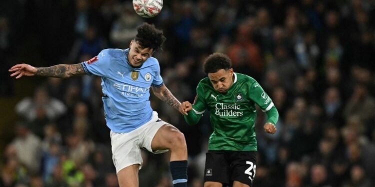 Nico OReilly berduel dengan Matthew Sorinola dalam laga putaran kelima Piala FA 20242025 antara Man City vs Plymouth Argyle di Stadion Etihad 1 Maret 2025 FOTO Oli SCARFF AFP KETIKKABARcom Nico OReilly berduel dengan Matthew Sorinola dalam laga putaran kelima Piala FA 2024 2025 antara Man City vs Plymouth Argyle di Stadion Etihad 1 Maret 2025 FOTO Oli SCARFF AFP