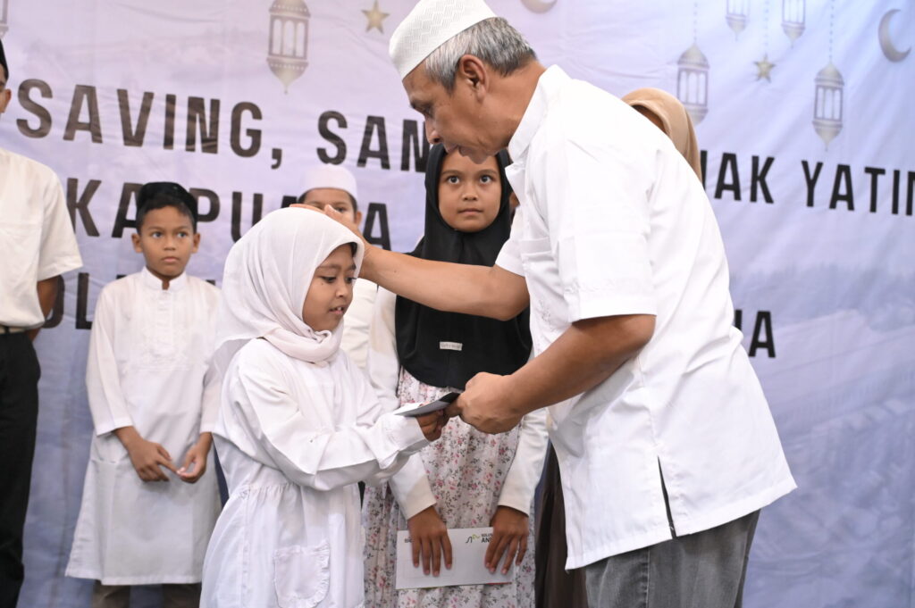 Direktur Utama PT Solusi Bangun Indonesia Tbk Asri Mukhtar menyerahkan santunan anak yatim program tarhib ramadhan SBA 2025 di Hotel Kyriad Muraya Hotel 19 Maret 2025 FOTODokSBA KETIKKABARcom Direktur Utama PT Solusi Bangun Indonesia Tbk Asri Mukhtar menyerahkan santunan anak yatim program tarhib ramadhan SBA 2025 di Hotel Kyriad Muraya Hotel 19 Maret 2025 FOTODokSBA
