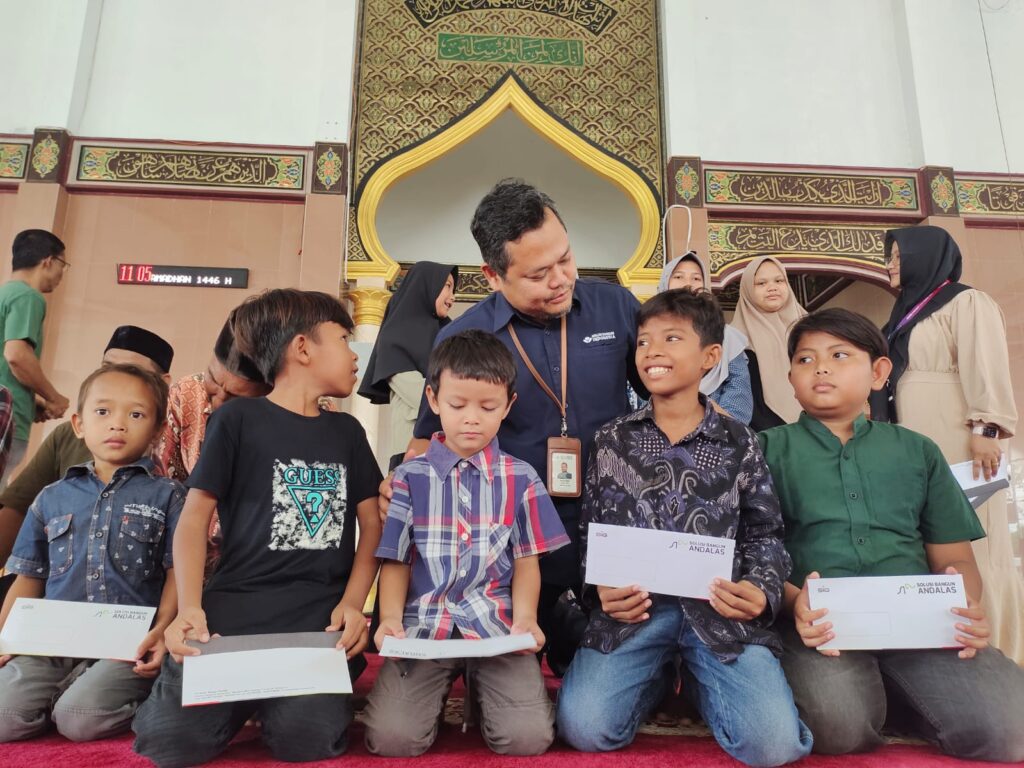 General Affairs Community Relations Manager Tafaul Rijal bercengkrama hangat bersama anak yatim di Mesjid Rahmatullah Kemukiman Lampuuk Kecamatan Lhoknga 19 Maret 2025 FOTODok SBA KETIKKABARcom General Affairs Community Relations Manager Tafaul Rijal bercengkrama hangat bersama anak yatim di Mesjid Rahmatullah Kemukiman Lampuuk Kecamatan Lhoknga 19 Maret 2025 FOTODok SBA