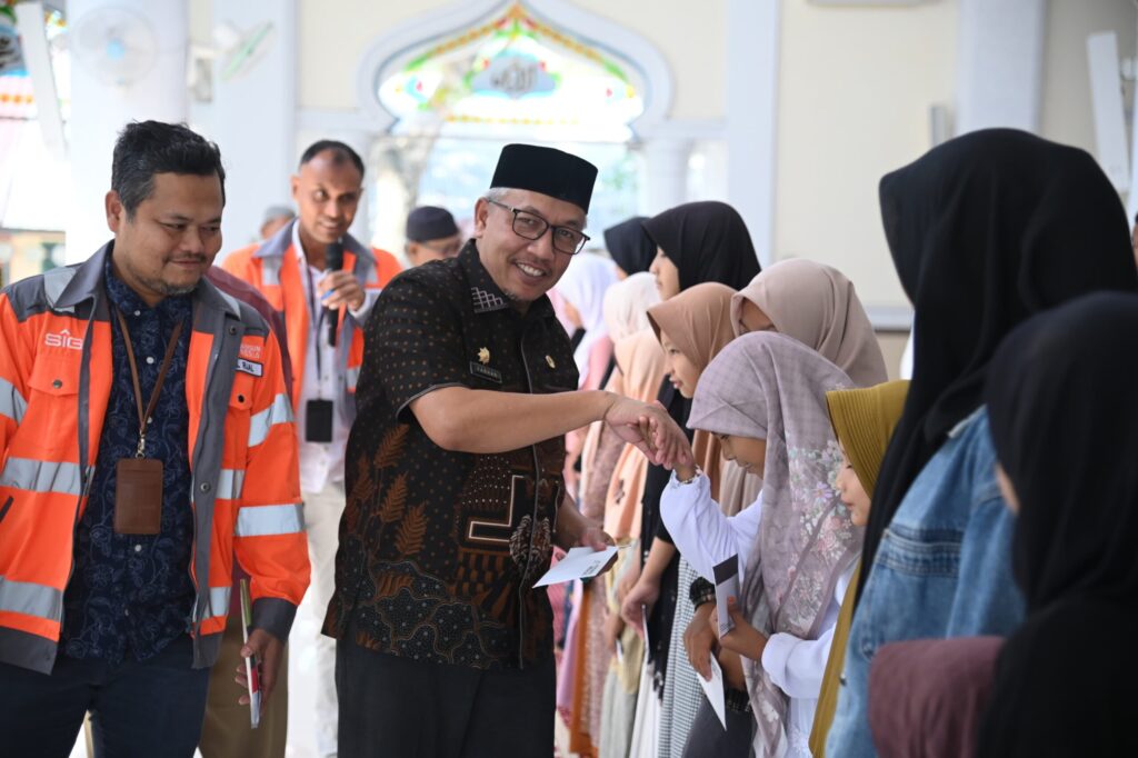 Asisten I Sekda Aceh Besar Farhan AP di dampingi General Affairs Community Relations Manager Tafaul Rijal menyerahkan santunan anak yatim program tarhib ramadan SBA di Masjid AlIstiqamah Kemukiman Kueh Kecamatan Lhoknga Kabupaten Aceh Besar 20 Maret 2025 FOTOMamad KETIKKABARcom Asisten I Sekda Aceh Besar Farhan AP di dampingi General Affairs Community Relations Manager Tafaul Rijal menyerahkan santunan anak yatim program tarhib ramadan SBA di Masjid Al Istiqamah Kemukiman Kueh Kecamatan Lhoknga Kabupaten Aceh Besar 20 Maret 2025 FOTOMamad