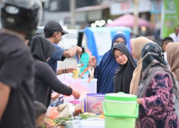 Para pembeli berburu takjil pada puasa pertama bulan ramadhan 1446 H dipasar Ketapang Kecamatan Darul Imarah, Aceh Besar, Sabtu (1/3/2025) sore. FOTO/MC ACEH BESAR