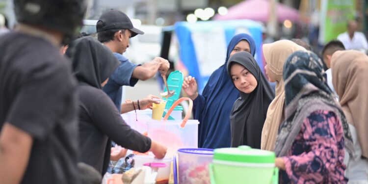 Para pembeli berburu takjil pada puasa pertama bulan ramadhan 1446 H dipasar Ketapang Kecamatan Darul Imarah Aceh Besar Sabtu 132025 sore FOTOMC ACEH BESAR KETIKKABARcom Para pembeli berburu takjil pada puasa pertama bulan ramadhan 1446 H dipasar Ketapang Kecamatan Darul Imarah Aceh Besar Sabtu 132025 sore FOTOMC ACEH BESAR