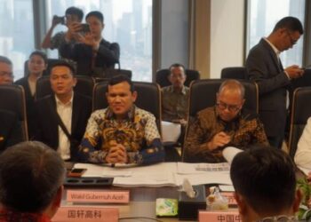 Wakil Gubernur Aceh, Fadhlullah, SE, saat memberikan sambutan pada Forum Komunikasi Investasi dan Pembangunan Infrastruktur antara Pemerintah Aceh dengan Investor Tiongkok, yang diselenggarakan PT Global Invesment bersama PT Gotion Indonesia Materials di Gedung World Capital Tower, Jakarta, Senin, (3/3/2025). (Foto: Humas BPPA)