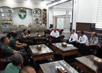 Pangdam IM, Mayor Jenderal TNI Niko Fahrizal, M.Tr.(Han), menerima audiensi dari Kakanwil Dirjen Imigrasi Aceh, Bapak Novianto Sulastono, S.H., M.H., beserta rombongan di ruang kerjanya pada Senin (3/3/2025).