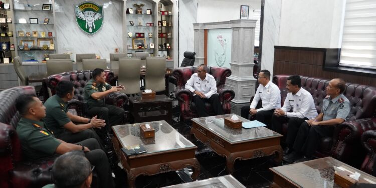 Pangdam IM Mayor Jenderal TNI Niko Fahrizal MTrHan menerima audiensi dari Kakanwil Dirjen Imigrasi Aceh Bapak Novianto Sulastono SH MH beserta rombongan di ruang kerjanya pada Senin 332025