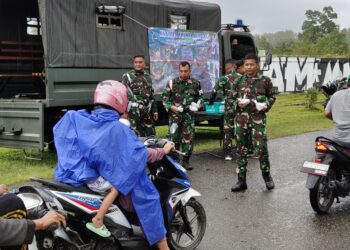 Prajurit Yonif 117/KY membagikan takjil gratis kepada masyarakat di Jalan Lintas Desa Jantho Makmur, Kecamatan Kota Jantho, Kabupaten Aceh Besar, Jumat (8/3/2025).