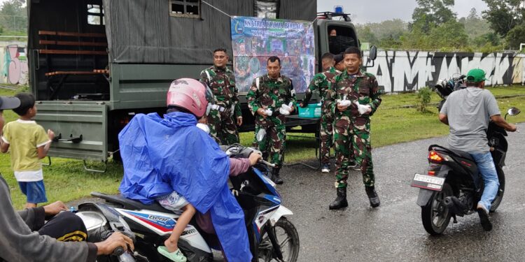 Prajurit Yonif 117KY membagikan takjil gratis kepada masyarakat di Jalan Lintas Desa Jantho Makmur Kecamatan Kota Jantho Kabupaten Aceh Besar Jumat 832025 KETIKKABARcom Prajurit Yonif 117KY membagikan takjil gratis kepada masyarakat di Jalan Lintas Desa Jantho Makmur Kecamatan Kota Jantho Kabupaten Aceh Besar Jumat 832025