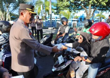 Bidhumas Polda Aceh menggelar aksi berbagi takjil kepada para pengendara atau pengguna jalan yang melintas di Simpang Masjid Oman, Kota Banda Aceh, Rabu (1/3/2025).