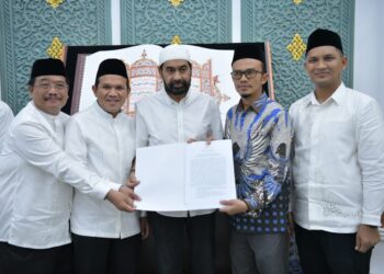 Gubernur Aceh, Muzakir Manaf didampingi Wagub Aceh, Fadhlullah, SE menyarahkan secara simbolis Instruksi Gubernur Aceh Tentang Pelaksanaan Shalat Fardhu Berjamaah Aparatur Negara Masyarakat serta pelaksanaan mengaji di satuan pendidikan se-aceh yang diterima Oleh Walikota Subulussalam, H. Rasyid Bancin serta Bupati Se-Aceh di Masjid Raya Baiturrahman, Banda Aceh, Minggu, 16/03/2025.