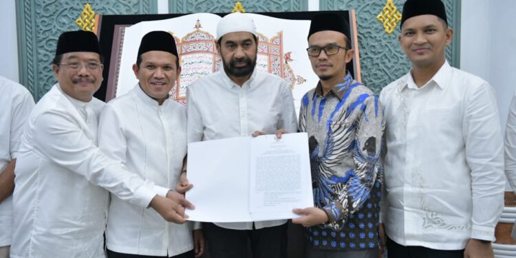 Gubernur Aceh Muzakir Manaf didampingi Wagub Aceh Fadhlullah SE menyarahkan secara simbolis Instruksi Gubernur Aceh Tentang Pelaksanaan Shalat Fardhu Berjamaah Aparatur Negara Masyarakat serta pelaksanaan mengaji di satuan pendidikan seaceh yang diterima Oleh Walikota Subulussalam H Rasyid Bancin serta Bupati SeAceh di Masjid Raya Baiturrahman Banda Aceh Minggu 16032025 KETIKKABARcom Gubernur Aceh Muzakir Manaf didampingi Wagub Aceh Fadhlullah SE menyarahkan secara simbolis Instruksi Gubernur Aceh Tentang Pelaksanaan Shalat Fardhu Berjamaah Aparatur Negara Masyarakat serta pelaksanaan mengaji di satuan pendidikan se aceh yang diterima Oleh Walikota Subulussalam H Rasyid Bancin serta Bupati Se Aceh di Masjid Raya Baiturrahman Banda Aceh Minggu 16032025