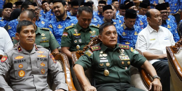 Panglima Komando Daerah Militer Iskandar Muda Pangdam IM Mayor Jenderal TNI Niko Fahrizal MTrHan menghadiri rapat koordinasi bersama Forum Koordinasi Pimpinan Daerah Forkopimda serta para Bupati dan Walikota se Aceh di Gedung Anjong Mon Mata Banda Aceh Senin 17325
