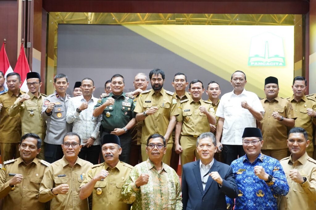 Panglima Komando Daerah Militer Iskandar Muda Pangdam IM Mayor Jenderal TNI Niko Fahrizal MTrHan menghadiri rapat koordinasi bersama Forum Koordinasi Pimpinan Daerah Forkopimda serta para Bupati dan Walikota se Aceh di Gedung Anjong Mon Mata Banda Aceh Senin 17325