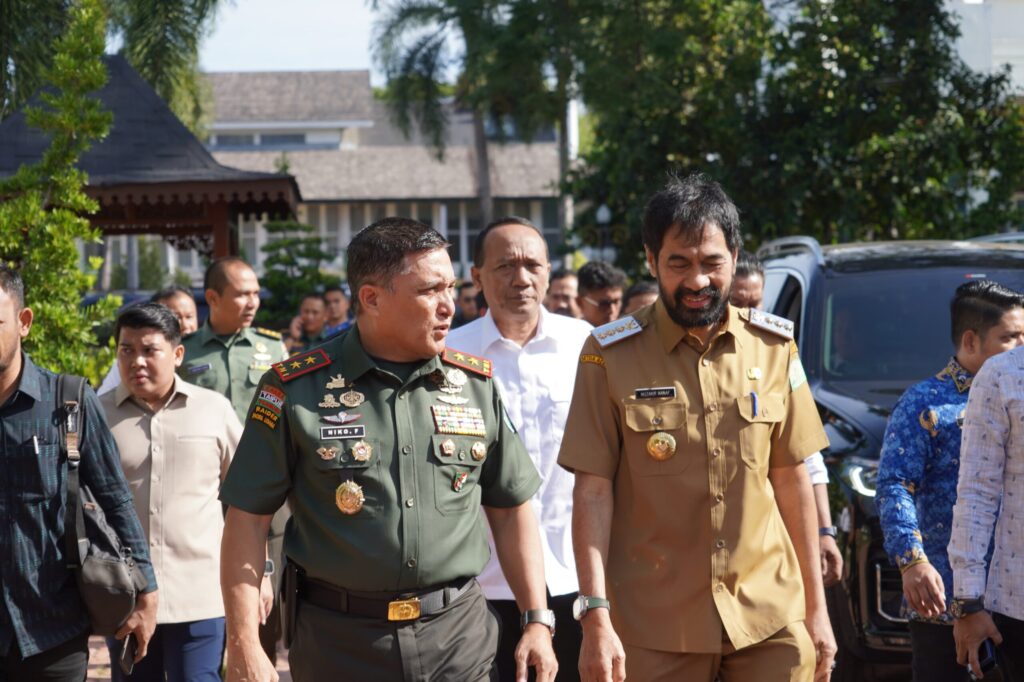 Panglima Komando Daerah Militer Iskandar Muda Pangdam IM Mayor Jenderal TNI Niko Fahrizal MTrHan menghadiri rapat koordinasi bersama Forum Koordinasi Pimpinan Daerah Forkopimda serta para Bupati dan Walikota se Aceh di Gedung Anjong Mon Mata Banda Aceh Senin 17325