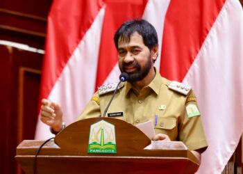 Gubernur Aceh, Muzakir Manaf (Mualem), menerima penghargaan sebagai Kepala Daerah Terbaik dalam Bidang Komunikasi dan Keterbukaan Informasi Publik Tingkat Provinsi dalam ajang Pimred Award 2025 yang diselenggarakan oleh Forum Pimpinan Redaksi Multimedia Indonesia (FPRMI), di Provinsi Banten, Jumat, 18 Juli 2025.