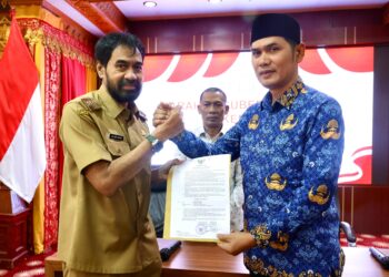 Gubernur Aceh, H. Muzakir Manaf, menyerahkan SK Plt Sekda Aceh kepada Kadispora Aceh, M Nasir, di Meuligoe Gubernur Aceh, Senin, 17//3/2025