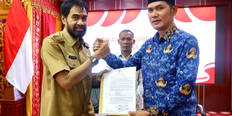 Gubernur Aceh H Muzakir Manaf menyerahkan SK Plt Sekda Aceh kepada Kadispora Aceh M Nasir di Meuligoe Gubernur Aceh Senin 1732025 KETIKKABARcom Gubernur Aceh H Muzakir Manaf menyerahkan SK Plt Sekda Aceh kepada Kadispora Aceh M Nasir di Meuligoe Gubernur Aceh Senin 1732025