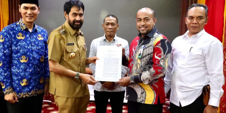 Gubernur Aceh H Muzakir Manaf menyerahkan SK Plt Dirut Bank Aceh kepada Fadil Ilyas di Meuligoe Gubernur Aceh Senin 1732025 KETIKKABARcom Gubernur Aceh H Muzakir Manaf menyerahkan SK Plt Dirut Bank Aceh kepada Fadil Ilyas di Meuligoe Gubernur Aceh Senin 1732025