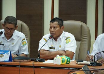 Plt Sekda Aceh Besar Bahrul Jamil S.Sos M.Si menerima audiensi puluhan guru lulus PPPK di Kantor Bupati Aceh Besar, Kota Jantho, Rabu (19/03/2025). FOTO/MC ACEH BESAR