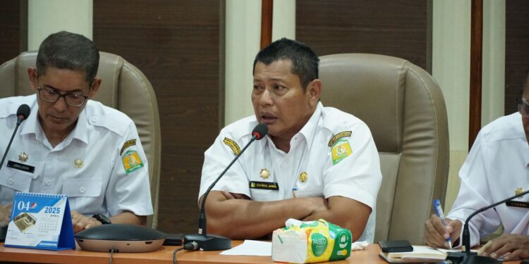 Plt Sekda Aceh Besar Bahrul Jamil SSos MSi menerima audiensi puluhan guru lulus PPPK di Kantor Bupati Aceh Besar Kota Jantho Rabu 19032025 FOTOMC ACEH BESAR KETIKKABARcom Plt Sekda Aceh Besar Bahrul Jamil SSos MSi menerima audiensi puluhan guru lulus PPPK di Kantor Bupati Aceh Besar Kota Jantho Rabu 19032025 FOTOMC ACEH BESAR