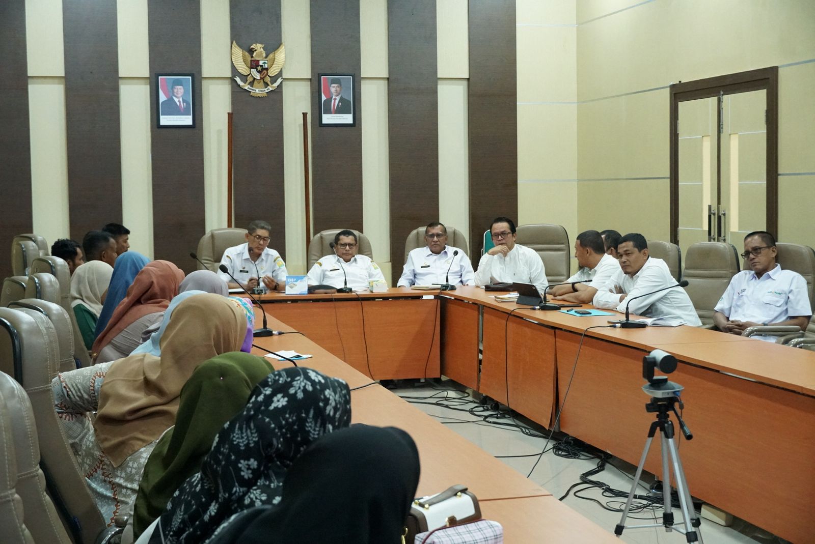 Plt Sekda Aceh Besar Bahrul Jamil SSos MSi menerima audiensi puluhan guru lulus PPPK di Kantor Bupati Aceh Besar Kota Jantho Rabu 19032025 FOTOMC ACEH BESAR KETIKKABARcom Plt Sekda Aceh Besar Bahrul Jamil SSos MSi menerima audiensi puluhan guru lulus PPPK di Kantor Bupati Aceh Besar Kota Jantho Rabu 19032025FOTOMC ACEH BESAR