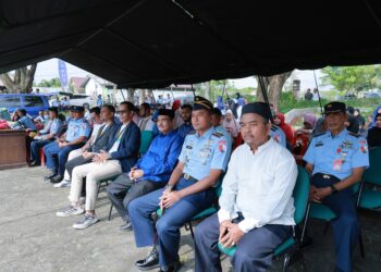 Asisten II Sekdakab Aceh Besar M. Ali, S.Sos., M.Si., bersama Danlanud SIM Kolonel Pnb Hantarno Edi Sasmoyo, M.Han., menghadiri bazar pangan murah Peringati HUT ke-79 TNI AU di halaman Kantor Camat Blang Bintang, Aceh Besar, pada Jumat (21/3/2025). FOTO/MC ACEH BESAR