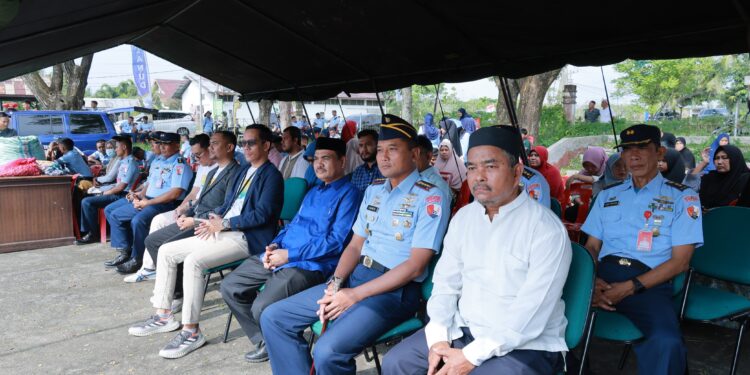 Asisten II Sekdakab Aceh Besar M Ali SSos MSi bersama Danlanud SIM Kolonel Pnb Hantarno Edi Sasmoyo MHan menghadiri bazar pangan murah Peringati HUT ke79 TNI AU di halaman Kantor Camat Blang Bintang Aceh Besar pada Jumat 2132025 FOTOMC ACEH BESAR KETIKKABARcom Asisten II Sekdakab Aceh Besar M Ali SSos MSi bersama Danlanud SIM Kolonel Pnb Hantarno Edi Sasmoyo MHan menghadiri bazar pangan murah Peringati HUT ke 79 TNI AU di halaman Kantor Camat Blang Bintang Aceh Besar pada Jumat 2132025 FOTOMC ACEH BESAR
