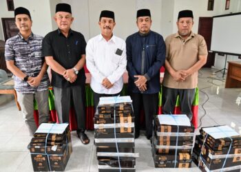 Wabub Aceh Besar Syukuri A Jalil foto bersama seusai menyerahkan bantuan kain sarung di Aula Kantor Camat Ingin Jaya, Aceh Besar, Sabtu (22/03/2025). FOTO/MC ACEH BESAR