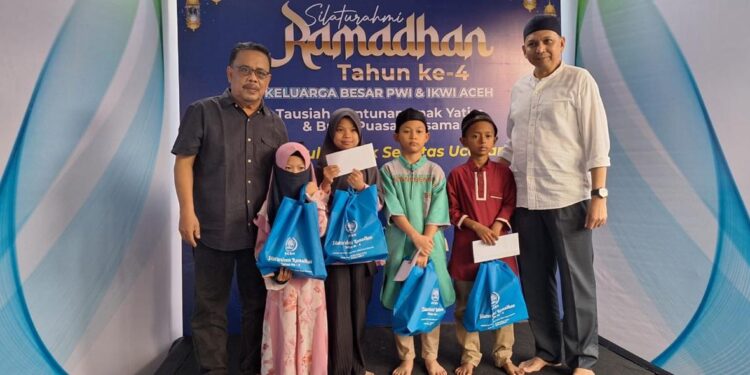 Ketua PWI Aceh Nasir Nurdin kiri dan Kadiskominsa Aceh Marwan Nusuf kanan foto bersama dengan anak yatim pada penyerahan santunan penggalangan PWI Aceh yang disalurkan pada rangkaian acara buka puasa bersama di PWI Aceh Minggu 23 Maret 2025 Foto Abdul HadiPWI Aceh KETIKKABARcom Ketua PWI Aceh Nasir Nurdin kiri dan Kadiskominsa Aceh Marwan Nusuf kanan foto bersama dengan anak yatim pada penyerahan santunan penggalangan PWI Aceh yang disalurkan pada rangkaian acara buka puasa bersama di PWI Aceh Minggu 23 Maret 2025 Foto Abdul HadiPWI Aceh