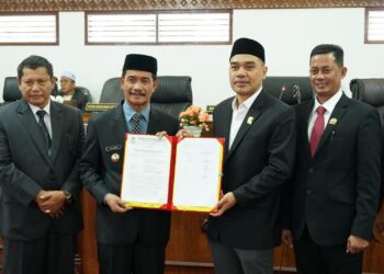 Wakil Bupati Aceh Besar, Drs H Syukri pada Sidang paripurna foto bersama pimpinan DPRK di Gedung DPRK Aceh Besar, Senin (24/3/2025). FOTO/MC ACEH BESAR