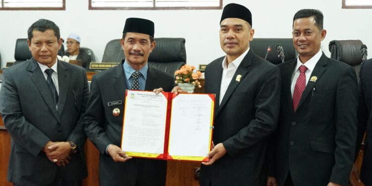 Wakil Bupati Aceh Besar Drs H Syukri pada Sidang paripurna foto bersama pimpinan DPRK di Gedung DPRK Aceh Besar Senin 2432025 FOTOMC ACEH BESAR KETIKKABARcom Wakil Bupati Aceh Besar Drs H Syukri pada Sidang paripurna foto bersama pimpinan DPRK di Gedung DPRK Aceh Besar Senin 2432025 FOTOMC ACEH BESAR