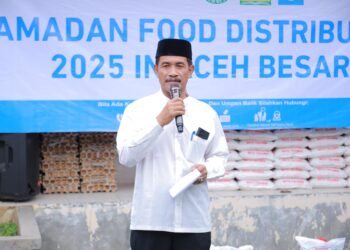 Wakil Bupati Aceh Besar, Drs Syukri A. Jalil, memberi sambutan saat menyerahkan Paket Sembako Ramadhan 2025 secara simbolis di Kantor Camat Lhoong, Aceh Besar, Selasa (25/3/2025). FOTO/PROKOPIM ACEH BESAR