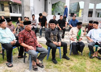 Bupati Aceh Besar H Syech Muharram Idris berbincang dengan sejumlah Tokoh masyarakat saat menunggu berbuka puasa bersama Dayah Darul Muhajirin Gampong Tampok Jeurat Raya, Kecamatan Sukamakmur, Aceh Besar, Selasa (25/03/2025). FOTO/MC ACEH BESAR