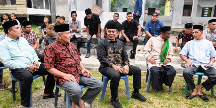 Bupati Aceh Besar H Syech Muharram Idris berbincang dengan sejumlah Tokoh masyarakat saat menunggu berbuka puasa bersama Dayah Darul Muhajirin Gampong Tampok Jeurat Raya Kecamatan Sukamakmur Aceh Besar Selasa 25032025 FOTOMC ACEH BESAR KETIKKABARcom Bupati Aceh Besar H Syech Muharram Idris berbincang dengan sejumlah Tokoh masyarakat saat menunggu berbuka puasa bersama Dayah Darul Muhajirin Gampong Tampok Jeurat Raya Kecamatan Sukamakmur Aceh Besar Selasa 25032025 FOTOMC ACEH BESAR
