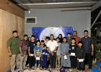 Ketua PWI Aceh Besar, Jufrizal foto bersama anak yatim pada acara silaturahmi dan buka puasa bersama, Selasa, 25 Maret 2026/25 Ramadhan 1446 H. (Dok PWI Aceh Besar)