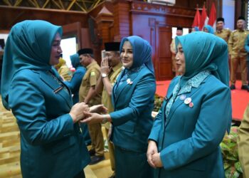Ketua TP PKK Aceh Marlina Muzakir Mengambil Sumpah dan Pelantikan Ketua TP PKK Pembina Posyandu dan Ketua Dekranasda KabupatenKota Se Aceh Masa Bakti Tahun 2025 2030 di Anjong Monmata Pendopo Gubernur Aceh Banda Aceh 24032025