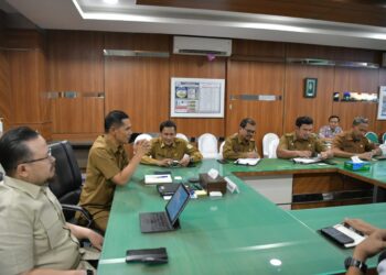 Plt Sekretaris Daerah Aceh M Nasir didampingi oleh Asisten I dan Asisten II Setda Aceh menerima kunjungan kerja Staf Khusus Menteri Ekonomi KreatifBadan Ekonomi Kreatif RI Rian Syaf di ruang rapat Sekda Aceh Senin 24 Maret 2025 Pertemuan itu membahas kerja sama dalam pengembangan ekonomi kreatif di Aceh KETIKKABARcom Plt Sekretaris Daerah Aceh M Nasir didampingi oleh Asisten I dan Asisten II Setda Aceh menerima kunjungan kerja Staf Khusus Menteri Ekonomi KreatifBadan Ekonomi Kreatif RI Rian Syaf di ruang rapat Sekda Aceh Senin 24 Maret 2025 Pertemuan itu membahas kerja sama dalam pengembangan ekonomi kreatif di Aceh