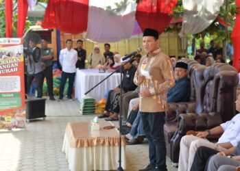 Wakil Gubernur Aceh, Fadhlullah,SE menyampaikan sambutan sekaligus menyerahkan sembako murah pada Kegiatan Gerakan Pangan Murah di Masjid Teupin Raya, Kabupaten Pidie, Rabu, 26/03/2025.