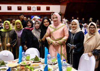 Ketua TP-PKK Aceh, Ny. Marlina Muzakir, dalam temu ramah dan buka puasa bersama pengurus TP-PKK, Posyandu, dan Pengurus Dekranasda se Aceh, masa bhakti 2025-2030, di Anjong Mon Mata, Meuligoe Gubernur Aceh, Senin, 24/3/2025