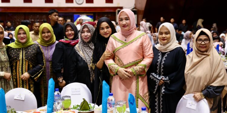 Ketua TPPKK Aceh Ny Marlina Muzakir dalam temu ramah dan buka puasa bersama pengurus TPPKK Posyandu dan Pengurus Dekranasda se Aceh masa bhakti 20252030 di Anjong Mon Mata Meuligoe Gubernur Aceh Senin 2432025 KETIKKABARcom Ketua TP PKK Aceh Ny Marlina Muzakir dalam temu ramah dan buka puasa bersama pengurus TP PKK Posyandu dan Pengurus Dekranasda se Aceh masa bhakti 2025 2030 di Anjong Mon Mata Meuligoe Gubernur Aceh Senin 2432025