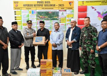 Wabub Aceh Besar, Drs Syukuri A Jalil didampingi unsur Forkopimda dan jajaran Pemkab Aceh Besar, menyerahkan kebutuhan logistik untuk para personel di pos pengamanan Idul Fitri 1446 H, Pos Saree, Kecamatan Lembah Seulawah, Sabtu (29/03/2025) malam. FOTO/MC ACEH BESAR