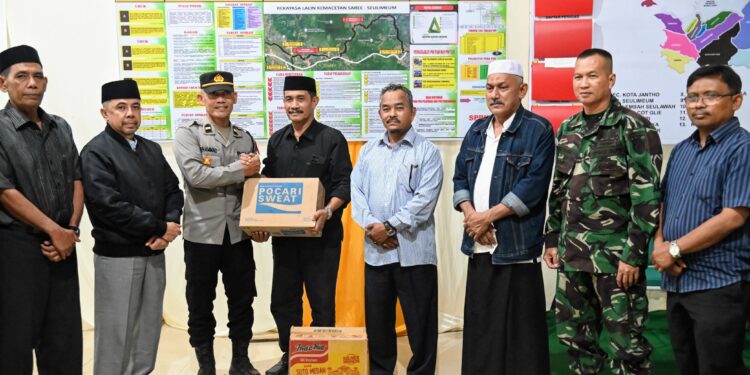 Wabub Aceh Besar Drs Syukuri A Jalil didampingi unsur Forkopimda dan jajaran Pemkab Aceh Besar menyerahkan kebutuhan logistik untuk para personel di pos pengamanan Idul Fitri 1446 H Pos Saree Kecamatan Lembah Seulawah Sabtu 29032025 malam FOTOMC ACEH BESAR KETIKKABARcom Wabub Aceh Besar Drs Syukuri A Jalil didampingi unsur Forkopimda dan jajaran Pemkab Aceh Besar menyerahkan kebutuhan logistik untuk para personel di pos pengamanan Idul Fitri 1446 H Pos Saree Kecamatan Lembah Seulawah Sabtu 29032025 malam FOTOMC ACEH BESAR