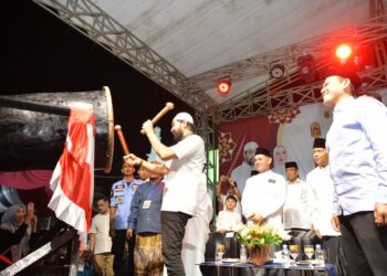 Gubernur Aceh, Muzakir Manaf Bersama Wagub Aceh, Fadhlullah, SE dan Unsur Forkopimda Aceh pelepasan Musabaqah Pawai Takbir Idul Fitri 1446H/2025 M diHalaman Depan Masjid Raya Baiturrahman, Banda Aceh, Minggu, 30/03/2025.