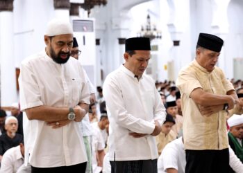 Gubernur Aceh Muzakir Manaf, bersama Wakil Gubernur Aceh Fadhlullah unsur Forkopimda Aceh dan masyarakat, melaksanakan Shalat Tahiyatul Masjid dan Shalat Idul Fitri 1446 Hijriyah, di Masjid Raya Baiturrahman, Banda Aceh, Senin (31/3/2025).