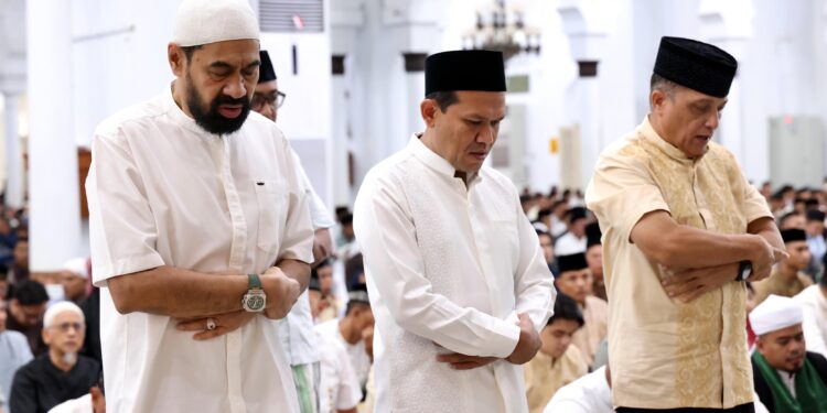 Gubernur Aceh Muzakir Manaf bersama Wakil Gubernur Aceh Fadhlullah unsur Forkopimda Aceh dan masyarakat melaksanakan Shalat Tahiyatul Masjid dan Shalat Idul Fitri 1446 Hijriyah di Masjid Raya Baiturrahman Banda Aceh Senin 3132025 KETIKKABARcom Gubernur Aceh Muzakir Manaf bersama Wakil Gubernur Aceh Fadhlullah unsur Forkopimda Aceh dan masyarakat melaksanakan Shalat Tahiyatul Masjid dan Shalat Idul Fitri 1446 Hijriyah di Masjid Raya Baiturrahman Banda Aceh Senin 3132025