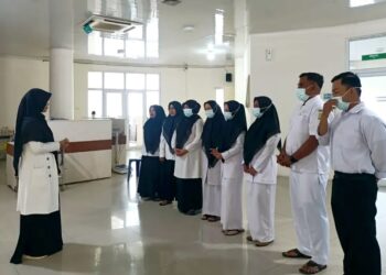 Tim IPCN RSUD Aceh Besar melakukan monitoring dan edukasi kepada petugas kesehatan RSUD Aceh Besar, Indrapuri, Senin (03/03/2025). FOTO/MC ACEH BESAR