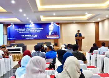 Anggota DPR-MPR RI, H.T. Ibrahim, ST, MM, saat tampil sebagai pemateri pada acara Sosialisasi Empat Pilar Kebangsaan (Pancasila, UUD 1945, NKRI dan Bhinneka Tunggal Ika) di Hotel Madinatul Zahra, Lampeuneurut, Aceh Besar, pada Rabu (5/3/2025). FOTO/Ketikkabar.com