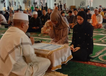 YAKIN: Kedua perempuan saat mengucapkan ikrar masuk Islam (mualaf) di Masjid Al Akbar Surabaya. Ikrar mualaf disaksikan ratusan orang. (Rahmat Sudrajat/Radar Surabaya) Ⓒ Hak cipta foto di atas dikembalikan sesungguhnya kepada pemilik foto.
